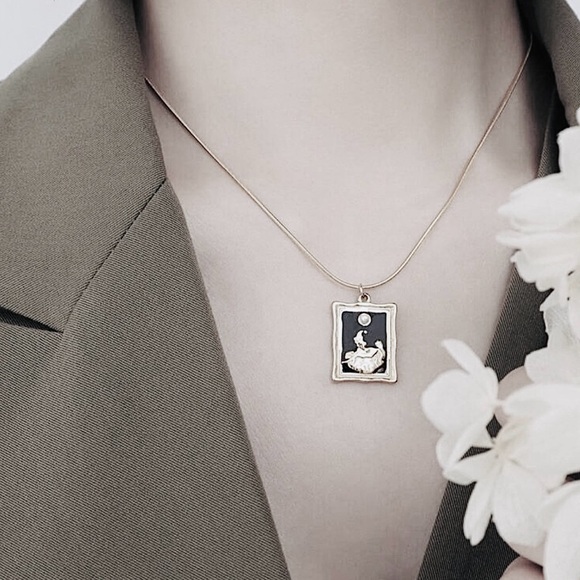 Reclining Woman Portrait Painting Artistic Picture Frame Pearl 18K Gold Necklace - Picture 5 of 16